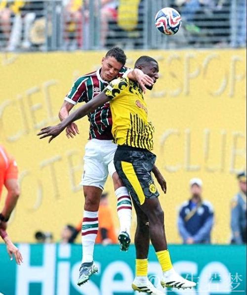 40岁传奇震撼世俱杯:锁死欧冠最佳射手,9次成功过人!对手钦佩 40岁传奇震撼世俱杯:锁死欧冠最佳射手,9次成功过人!对手钦佩